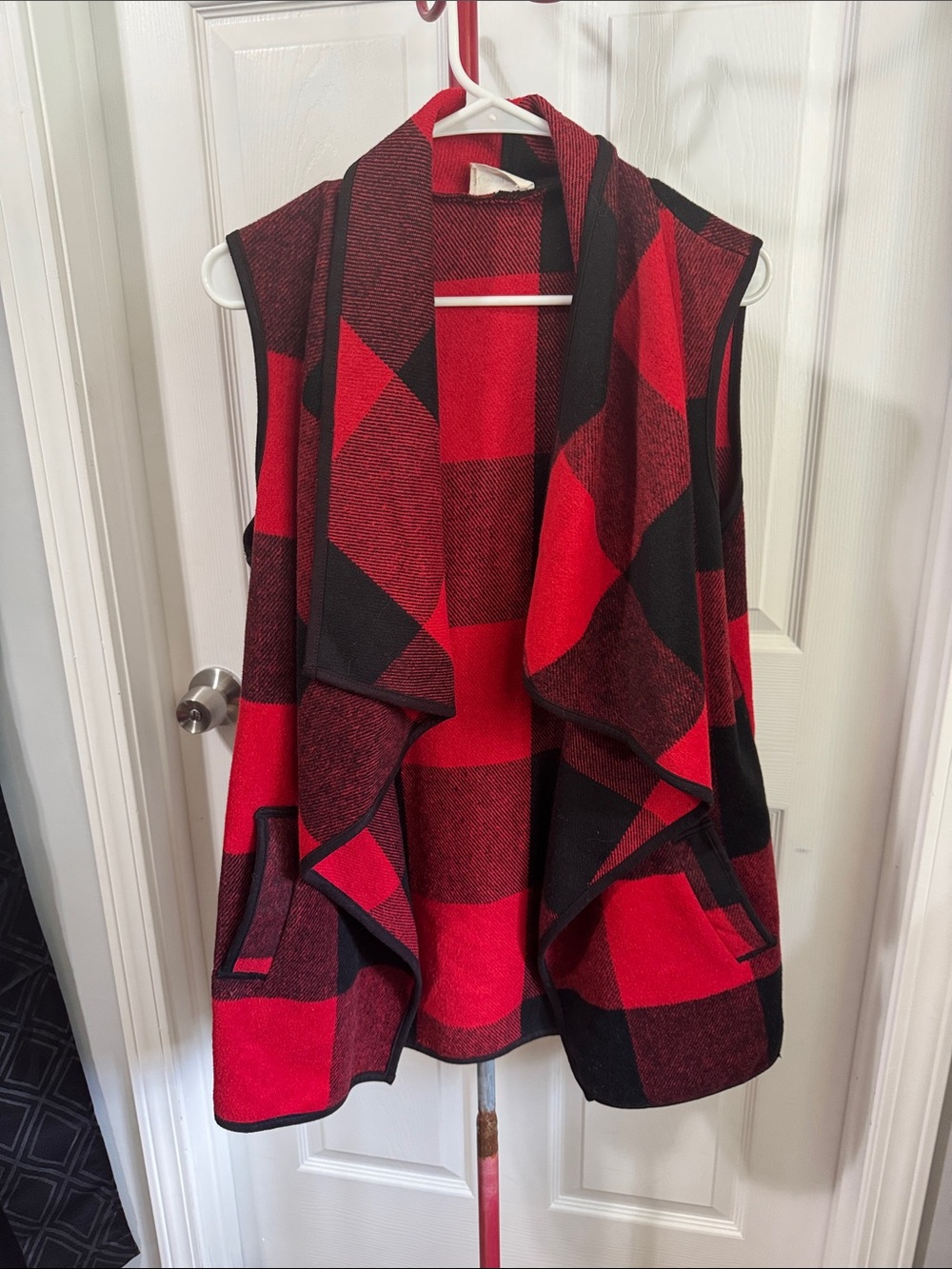 Sleeveless Buffalo Plaid Open Front Cardigan Vest - Red & Black